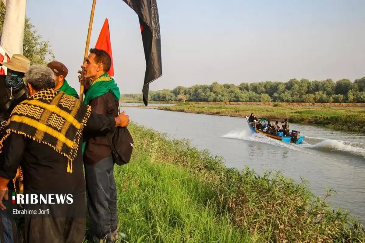 عبور زائران اربعین از دل رودخانه در شوشتر