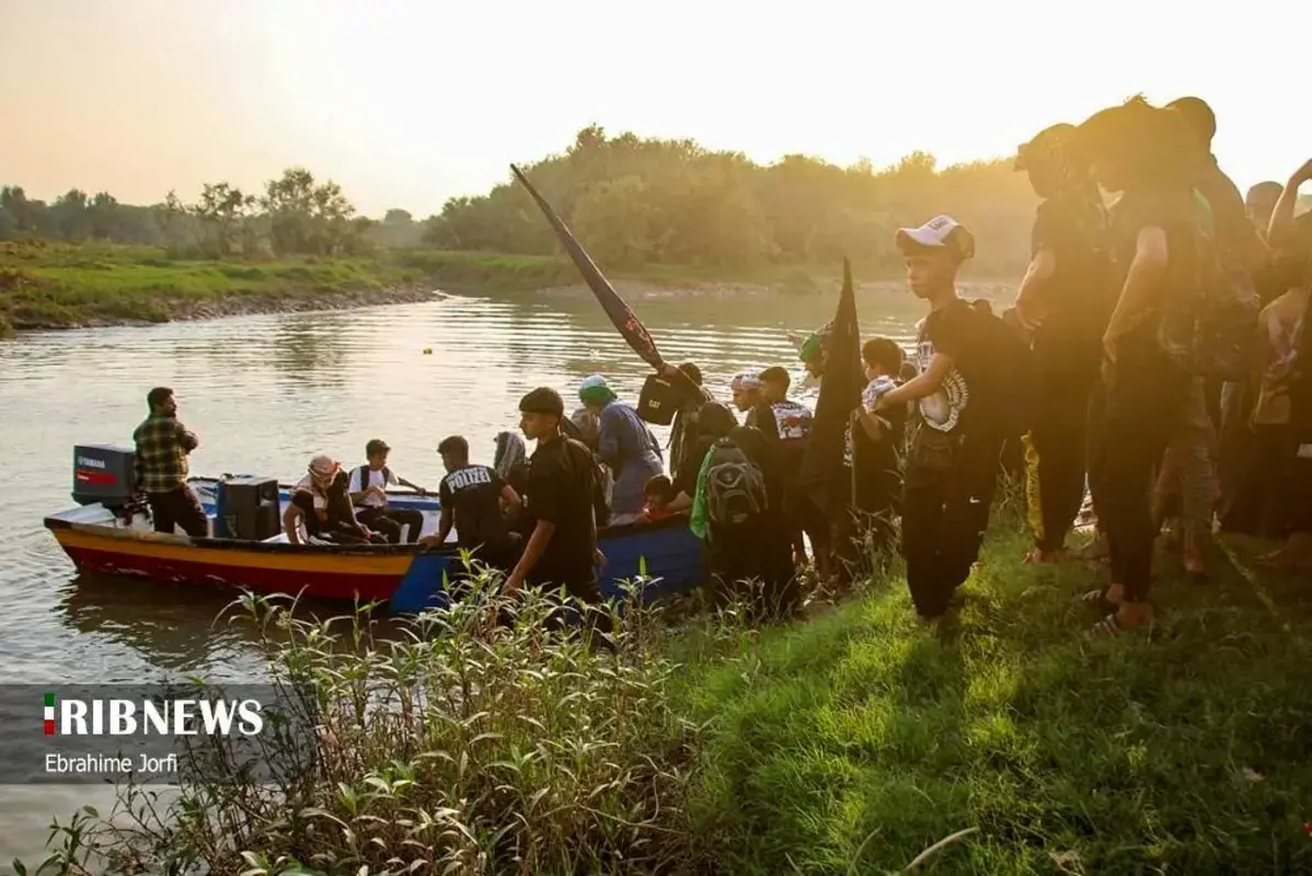 عبور زائران اربعین از دل رودخانه در شوشتر