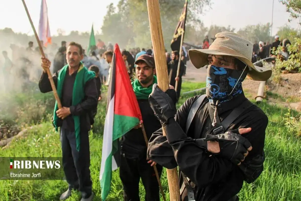 عبور زائران اربعین از دل رودخانه در شوشتر