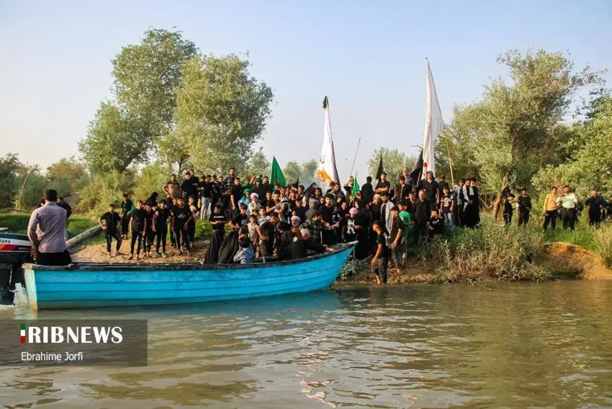 عبور زائران اربعین از دل رودخانه در شوشتر