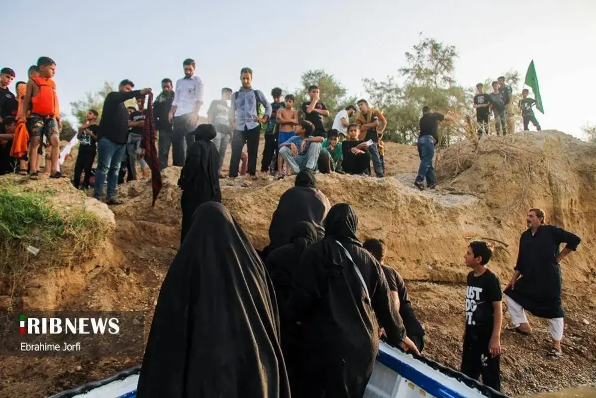 عبور زائران اربعین از دل رودخانه در شوشتر