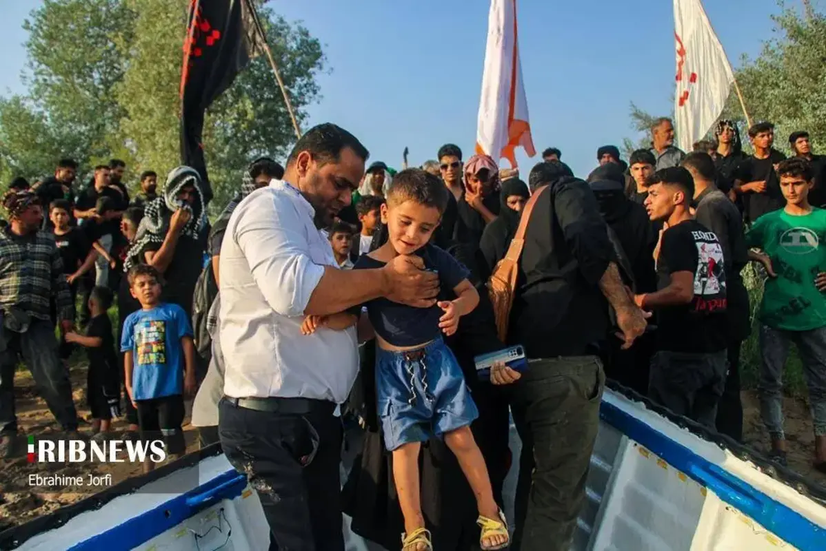 عبور زائران اربعین از دل رودخانه در شوشتر