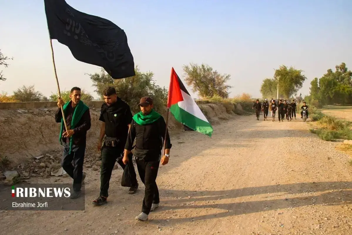 عبور زائران اربعین از دل رودخانه در شوشتر