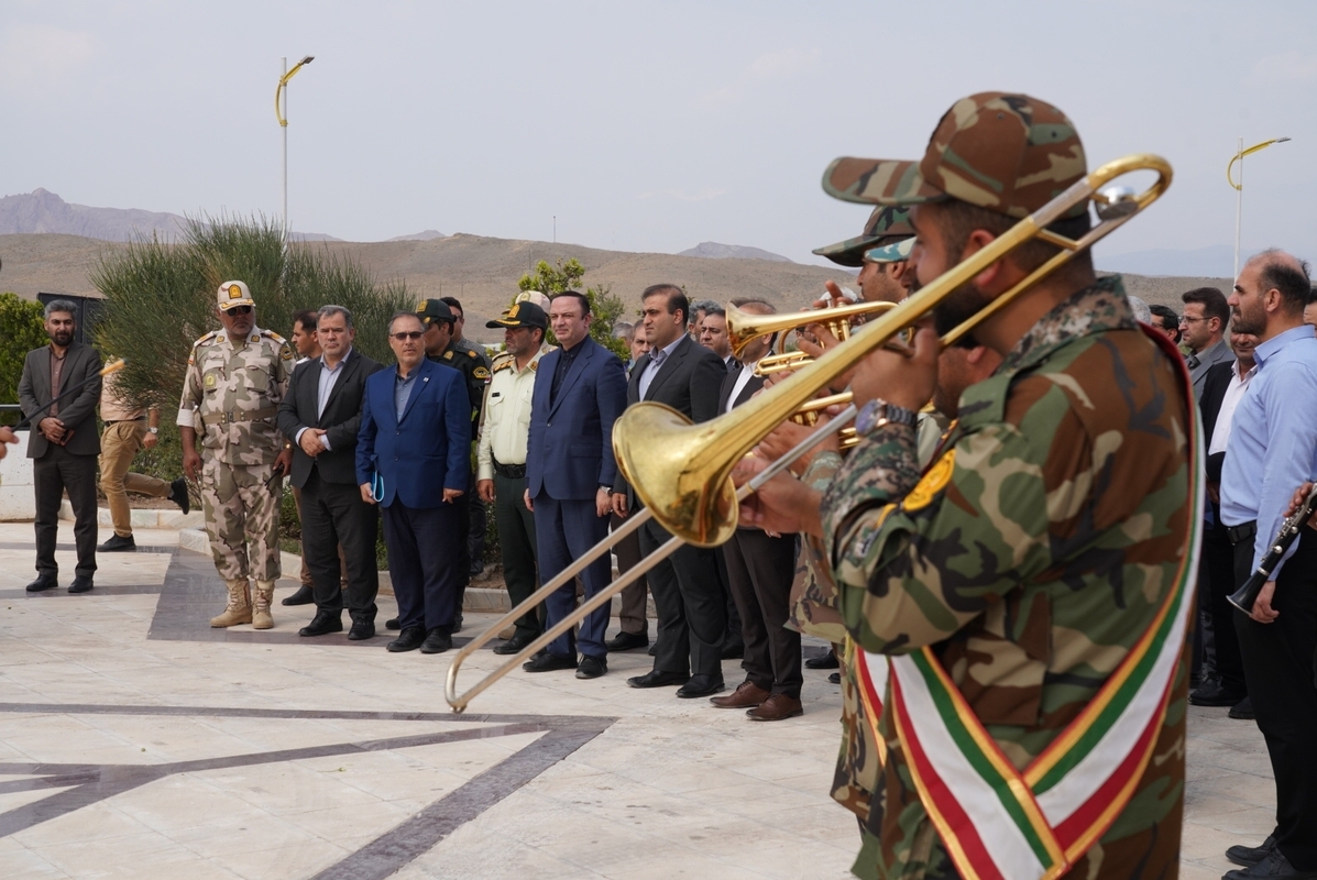ادای احترام دبیر شورای عالی مناطق آزاد کشور به شهدا‌ی ارس