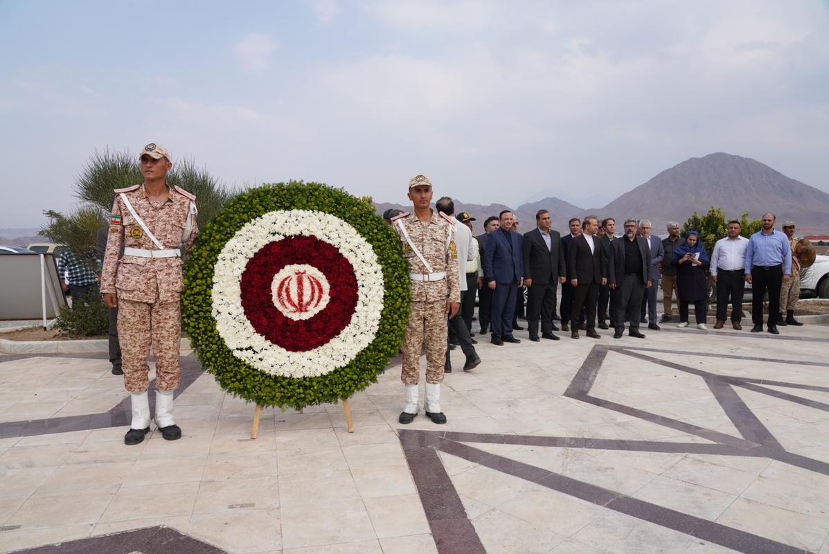 ادای احترام دبیر شورای عالی مناطق آزاد کشور به شهدا‌ی ارس