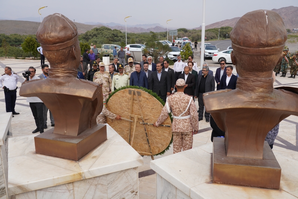 ادای احترام دبیر شورای عالی مناطق آزاد کشور به شهدا‌ی ارس