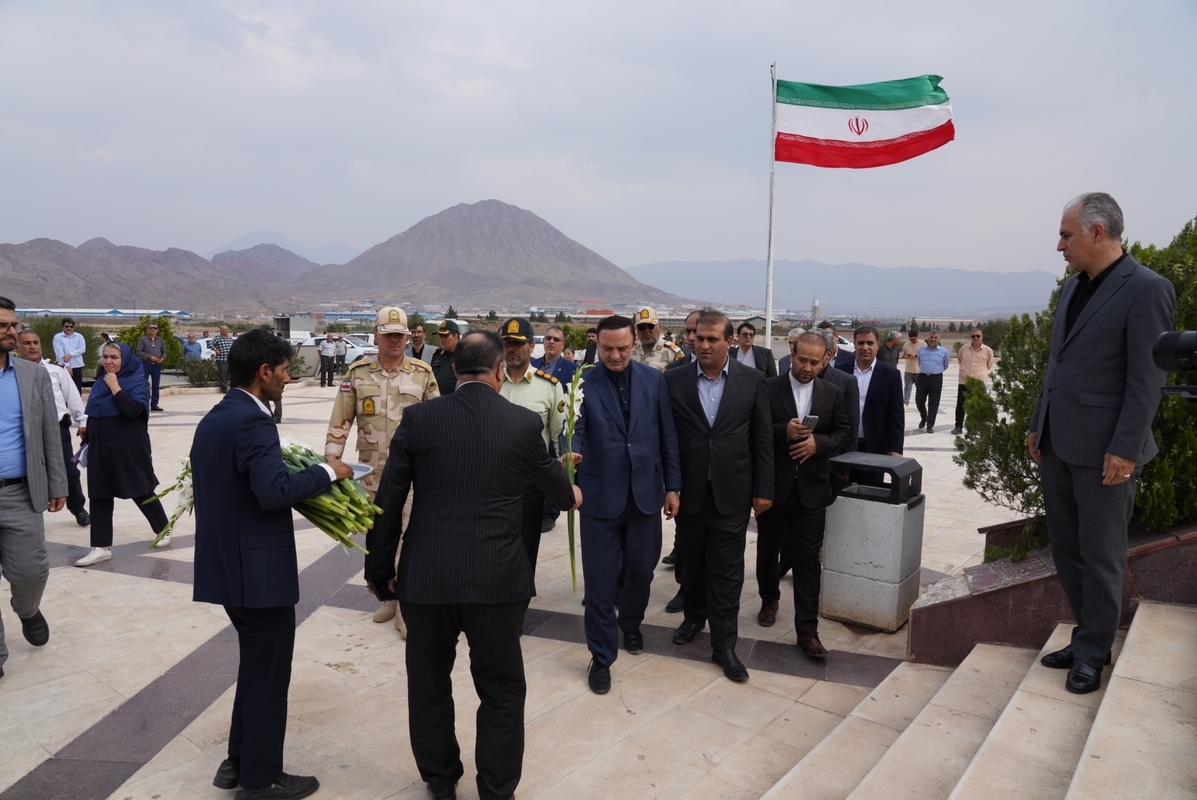 ادای احترام دبیر شورای عالی مناطق آزاد کشور به شهدا‌ی ارس