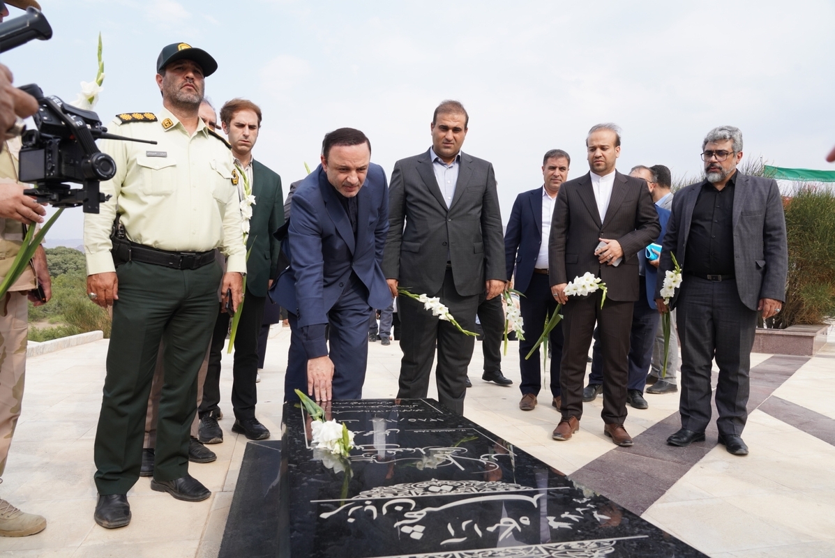 ادای احترام دبیر شورای عالی مناطق آزاد کشور به شهدا‌ی ارس