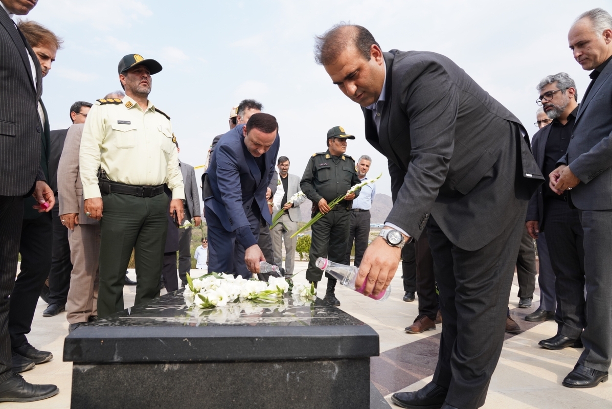 ادای احترام دبیر شورای عالی مناطق آزاد کشور به شهدا‌ی ارس