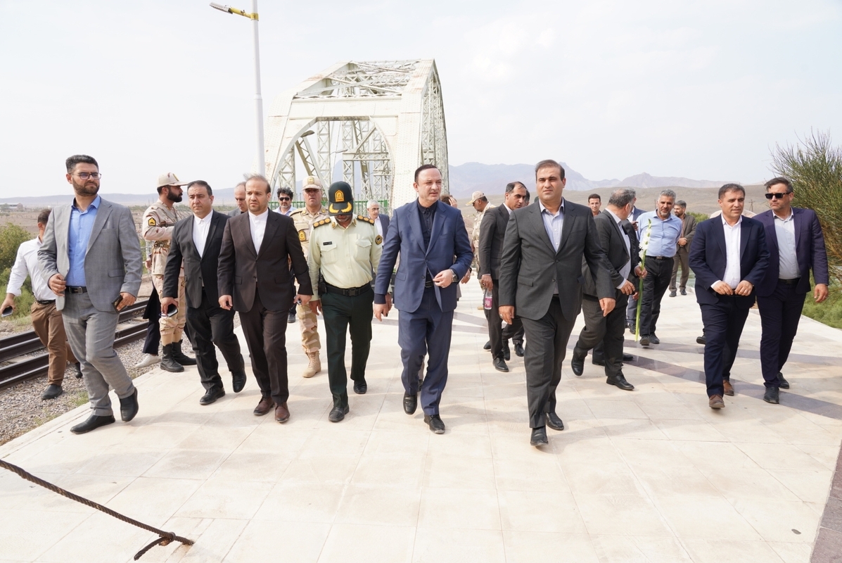 ادای احترام دبیر شورای عالی مناطق آزاد کشور به شهدا‌ی ارس