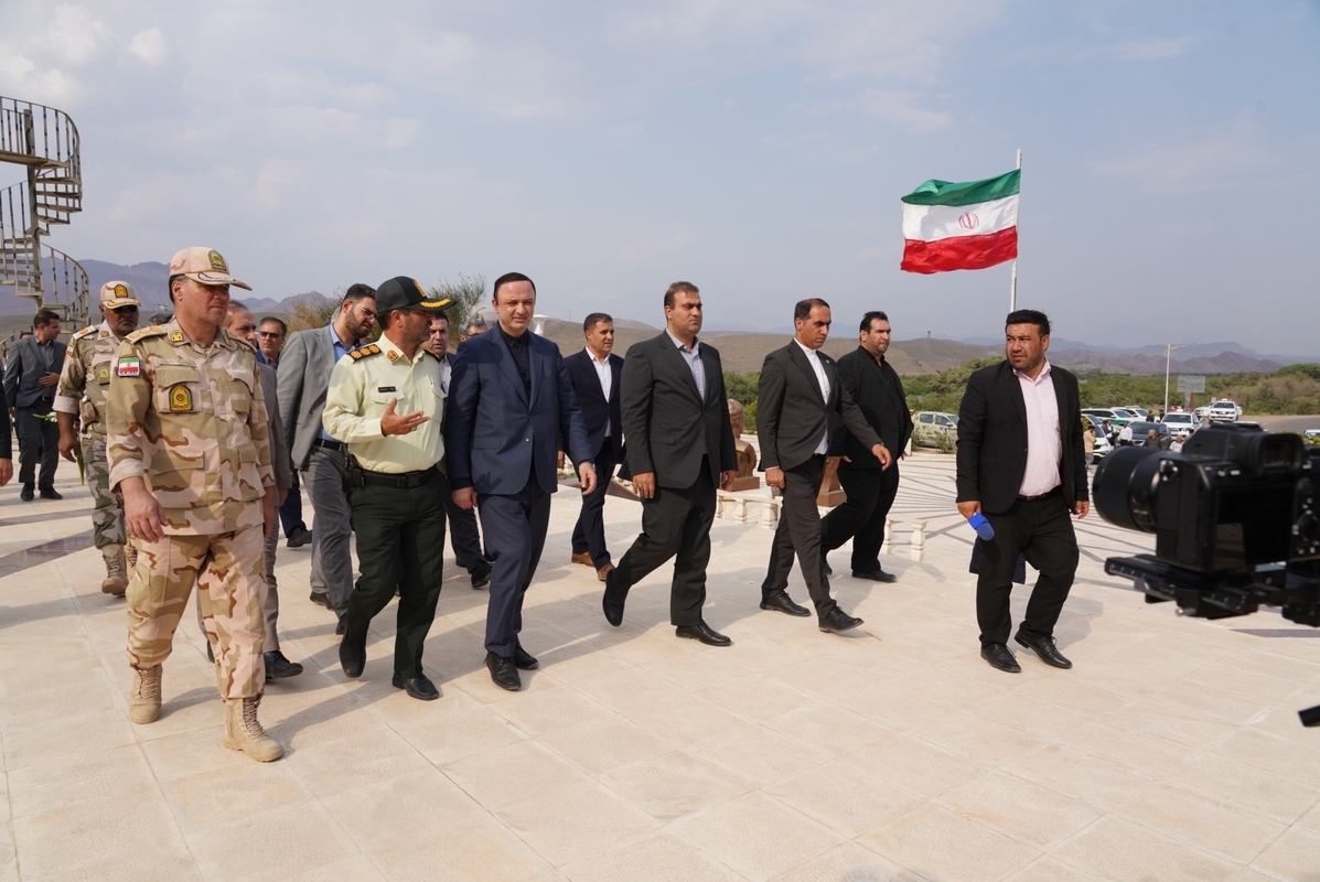 ادای احترام دبیر شورای عالی مناطق آزاد کشور به شهدا‌ی ارس