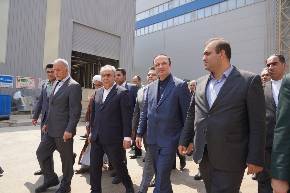 بازدید دبیر شورایعالی مناطق آزاد کشور و استاندار آذربایجان شرقی از شرکت تاو کاغذ ارس