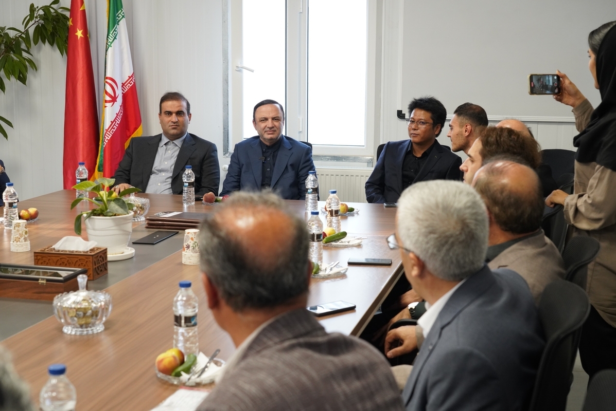 بازدید دبیر شورای عالی مناطق آزاد کشور از پروژه ذوب سیلیس راه ابریشم ارس