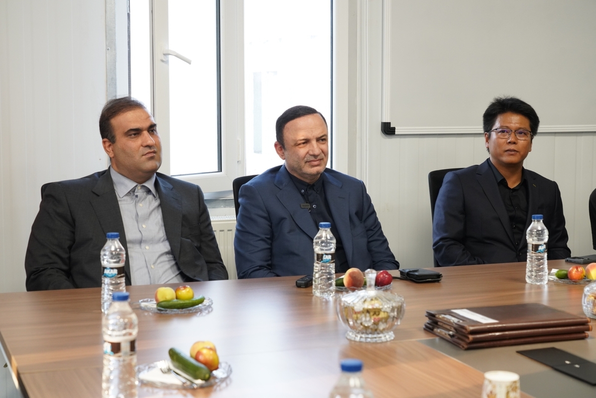 بازدید دبیر شورای عالی مناطق آزاد کشور از پروژه ذوب سیلیس راه ابریشم ارس