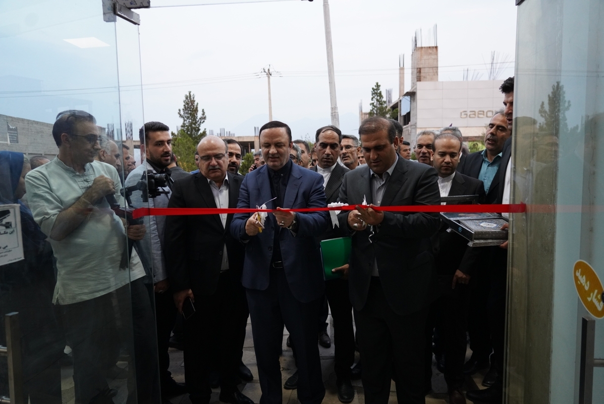 اولین گردشگر خارجی کارت مناطق آزاد ایران را دریافت کرد