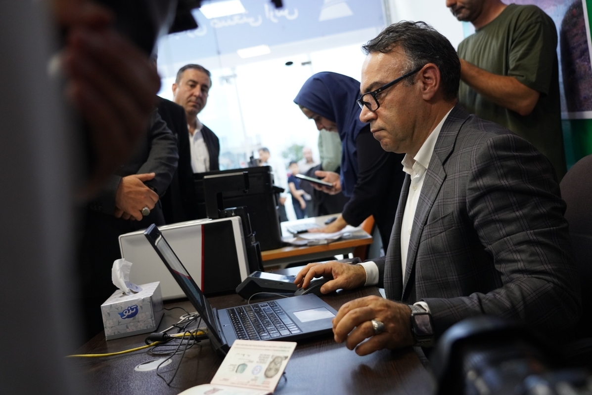 اولین گردشگر خارجی کارت مناطق آزاد ایران را دریافت کرد