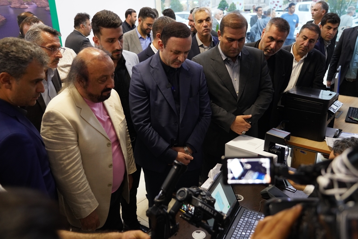 اولین گردشگر خارجی کارت مناطق آزاد ایران را دریافت کرد