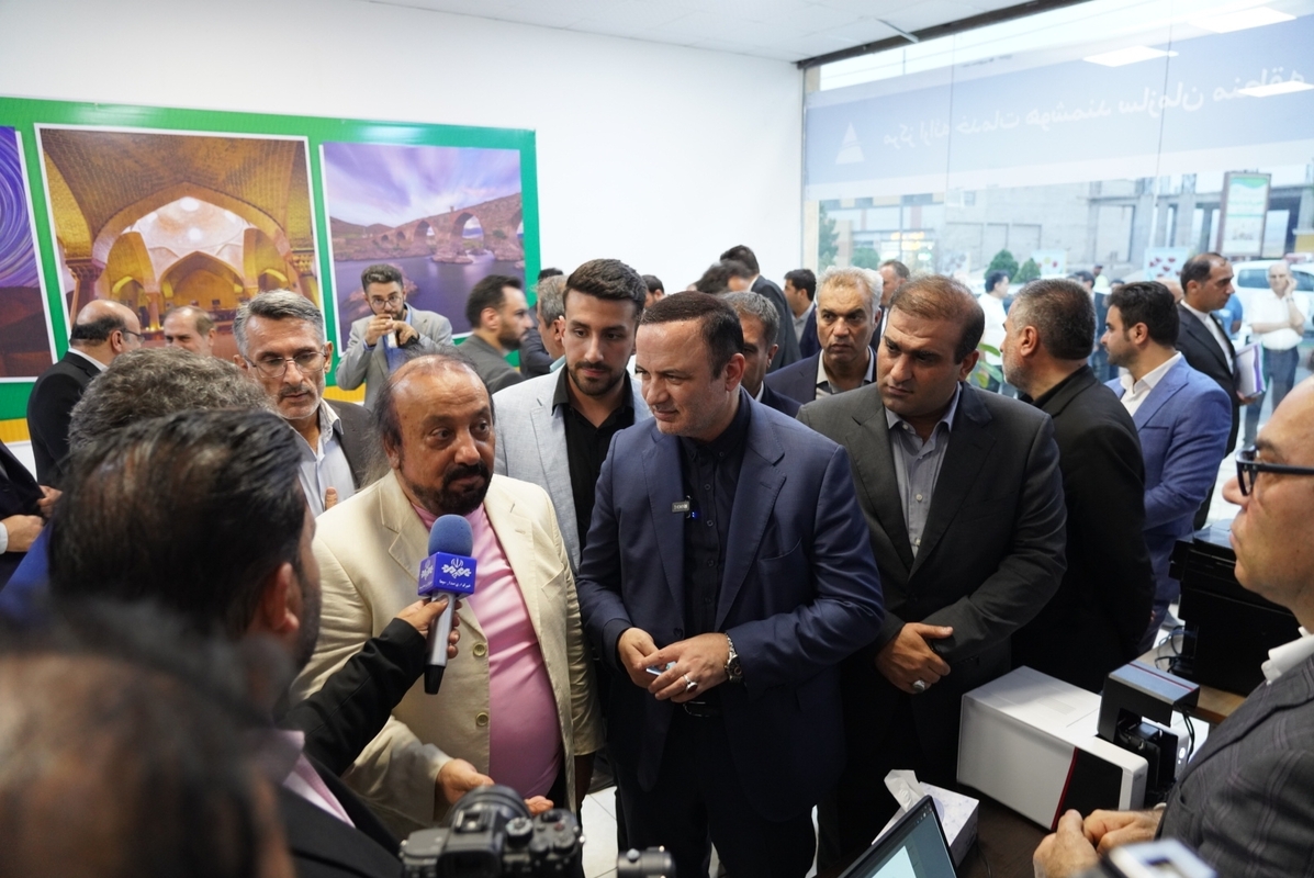 اولین گردشگر خارجی کارت مناطق آزاد ایران را دریافت کرد