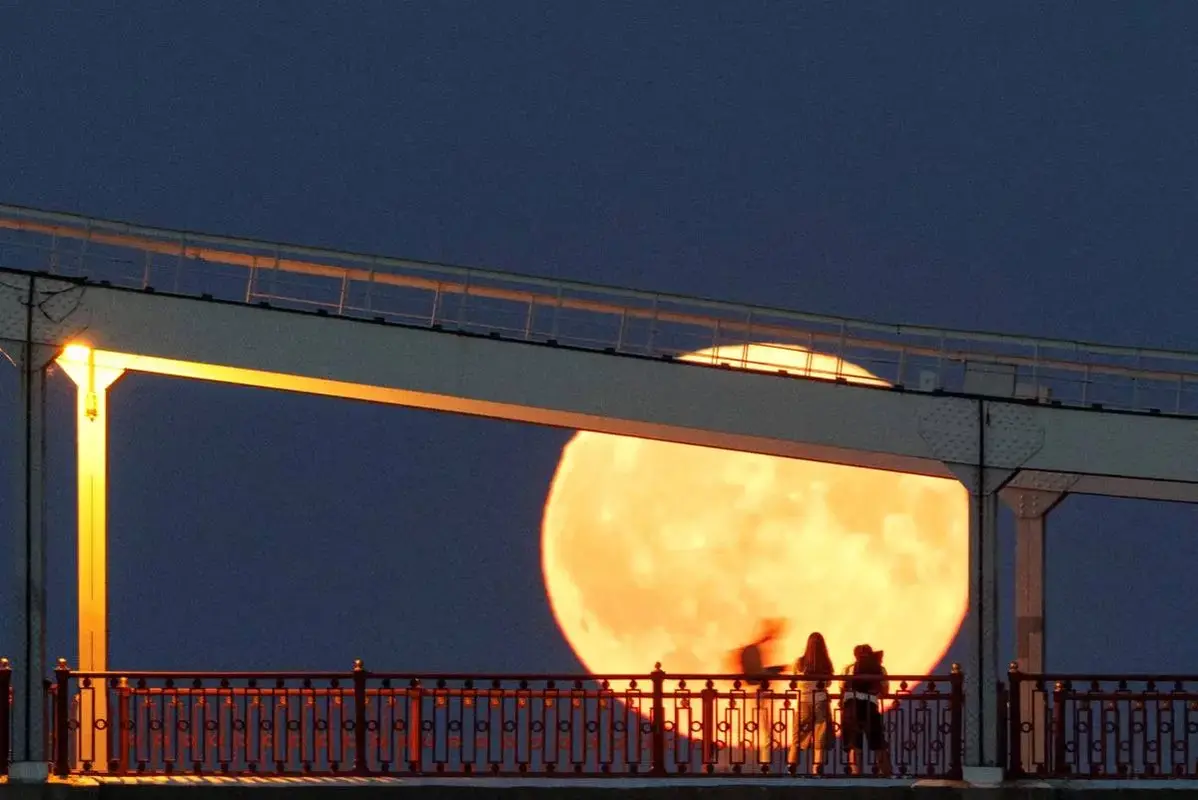 رقص نارنجی ابرماه خاویاری بر فراز زمین