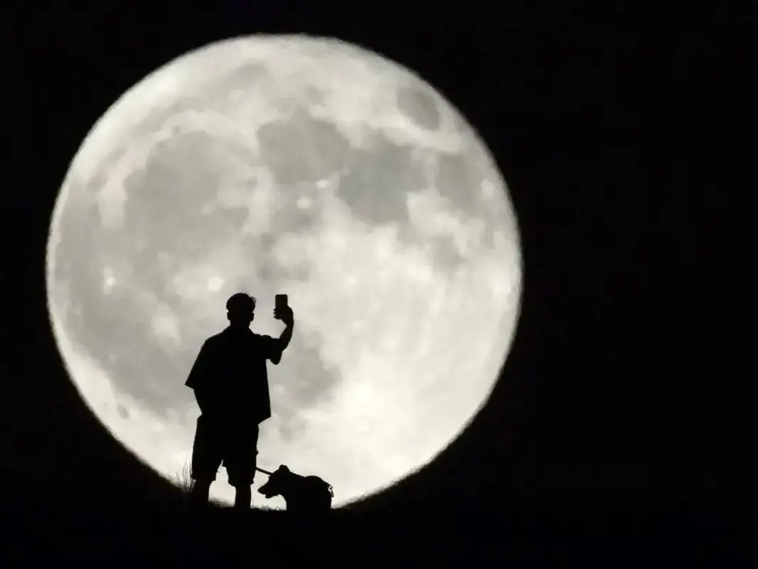 رقص نارنجی ابرماه خاویاری بر فراز زمین