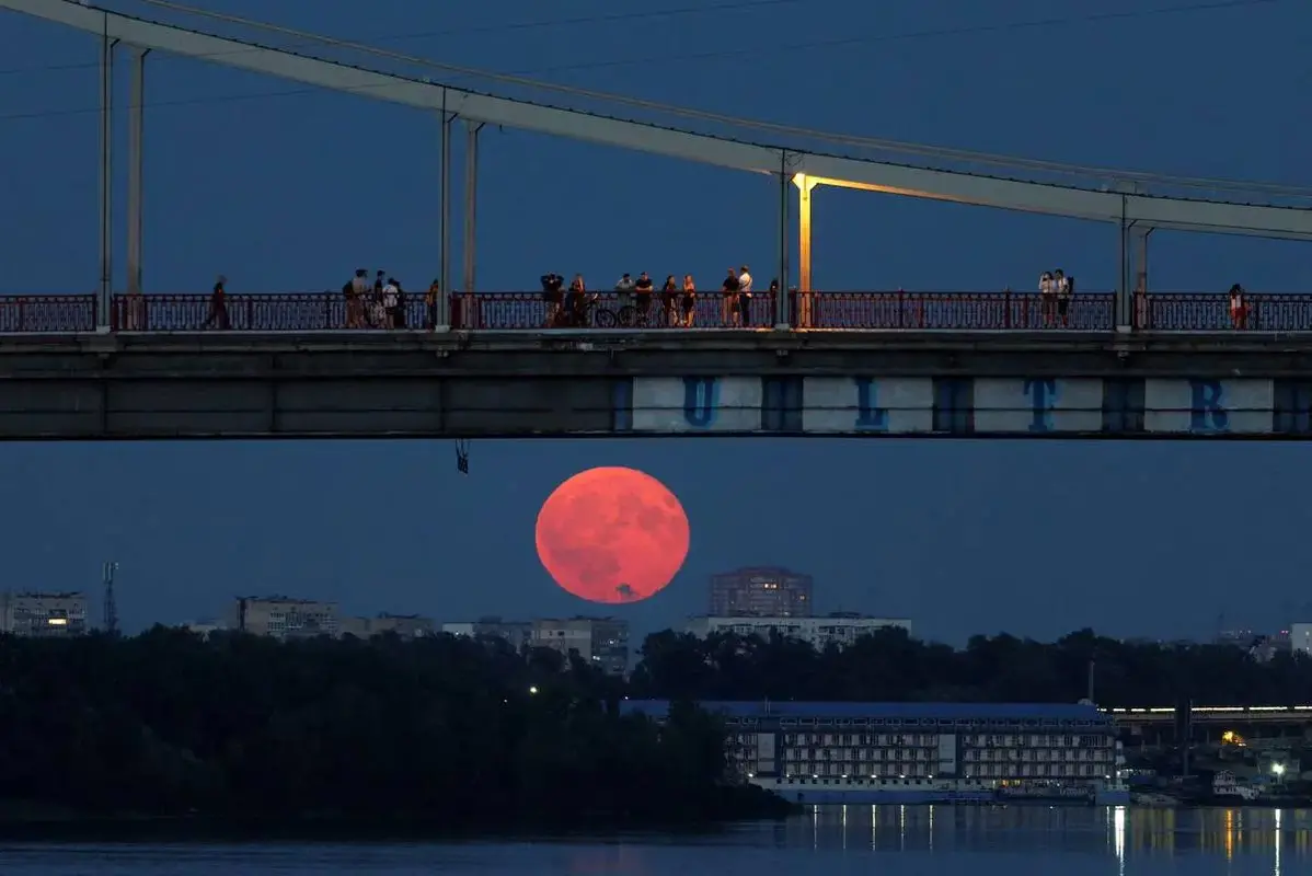 رقص نارنجی ابرماه خاویاری بر فراز زمین