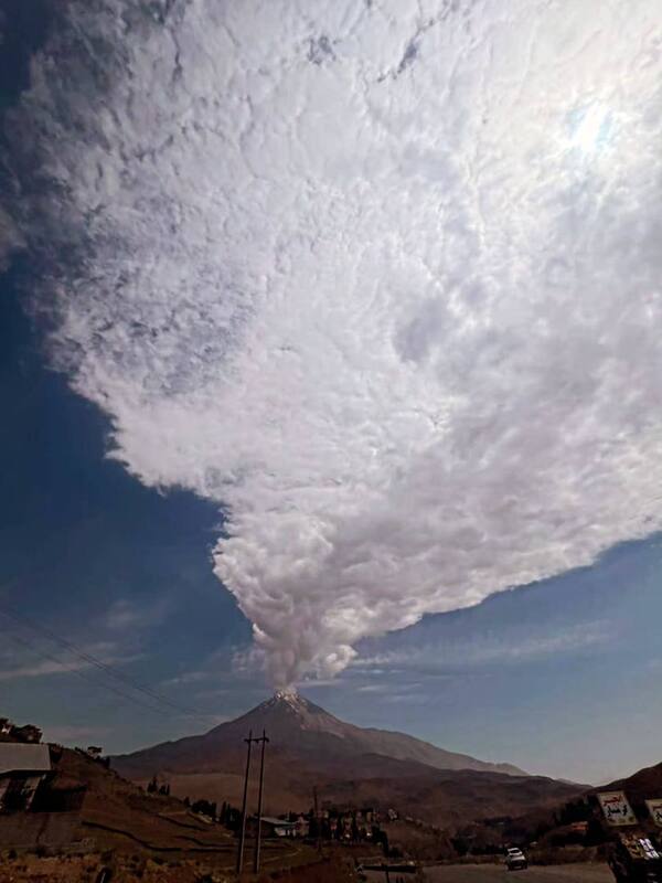 نمایی شگفت انگیز از بخار کردن امروز دماوند