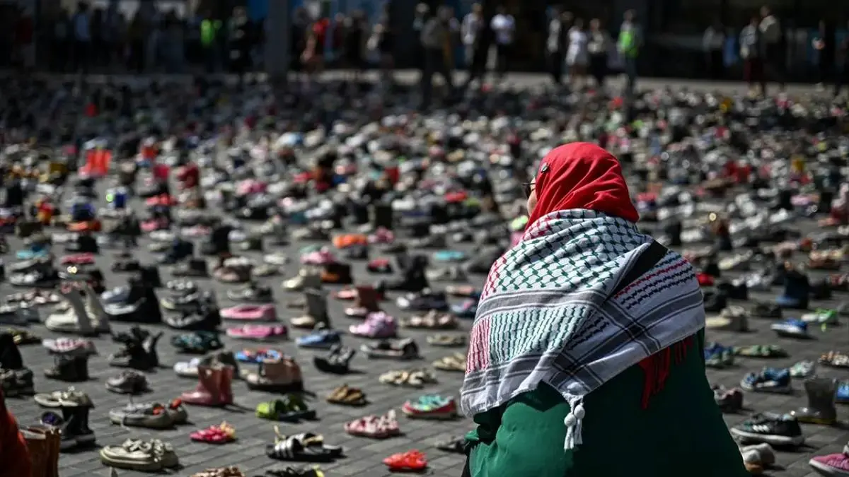 نمایش هزاران کفش بچه‌گانه در هلند به یاد کودکان غزه