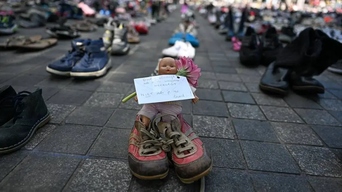 نمایش هزاران کفش بچه‌گانه در هلند به یاد کودکان غزه