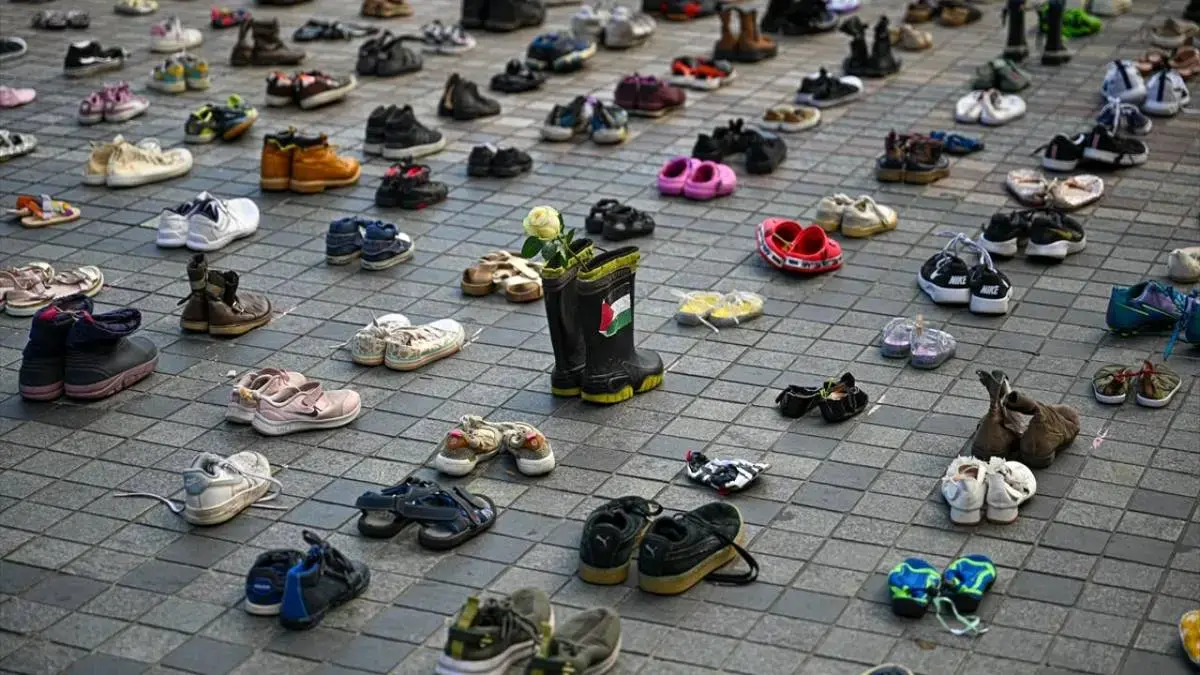 نمایش هزاران کفش بچه‌گانه در هلند به یاد کودکان غزه