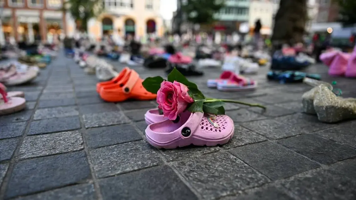 نمایش هزاران کفش بچه‌گانه در هلند به یاد کودکان غزه