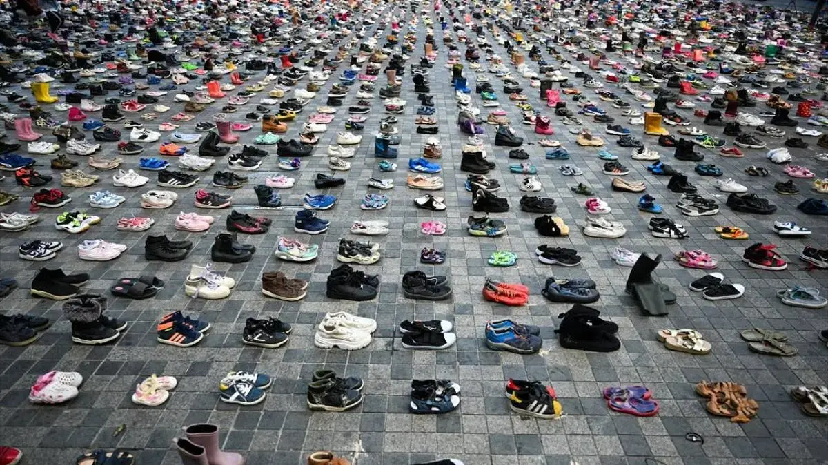 نمایش هزاران کفش بچه‌گانه در هلند به یاد کودکان غزه