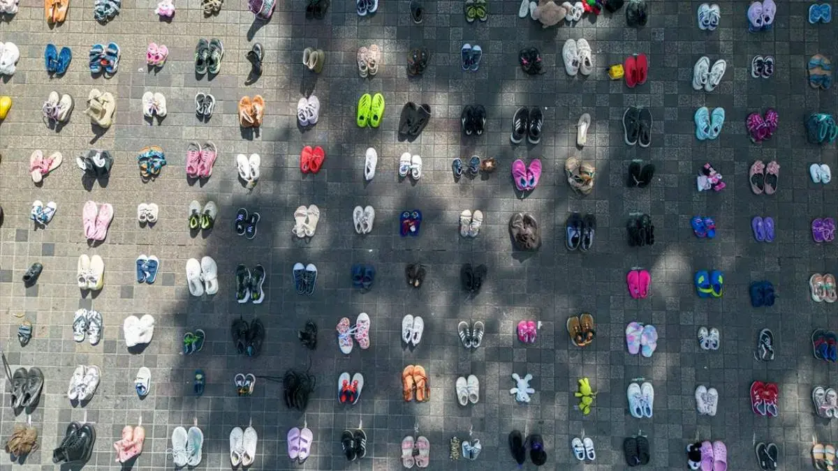 نمایش هزاران کفش بچه‌گانه در هلند به یاد کودکان غزه