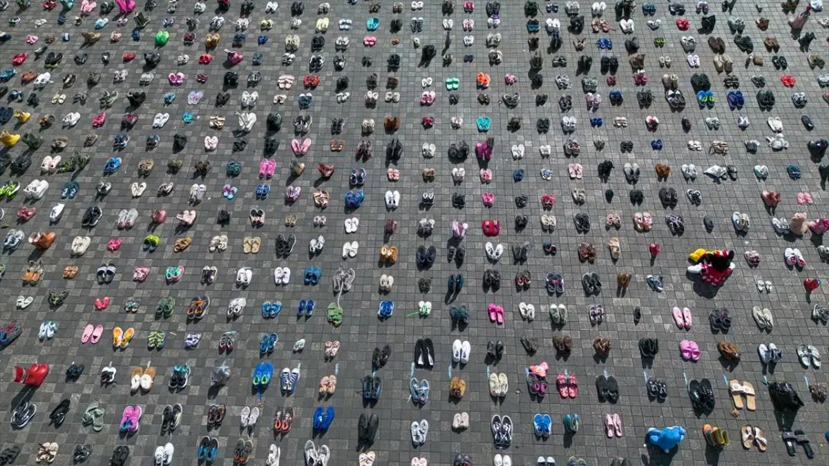 نمایش هزاران کفش بچه‌گانه در هلند به یاد کودکان غزه