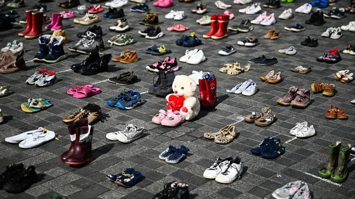 نمایش هزاران کفش بچه‌گانه در هلند به یاد کودکان غزه
