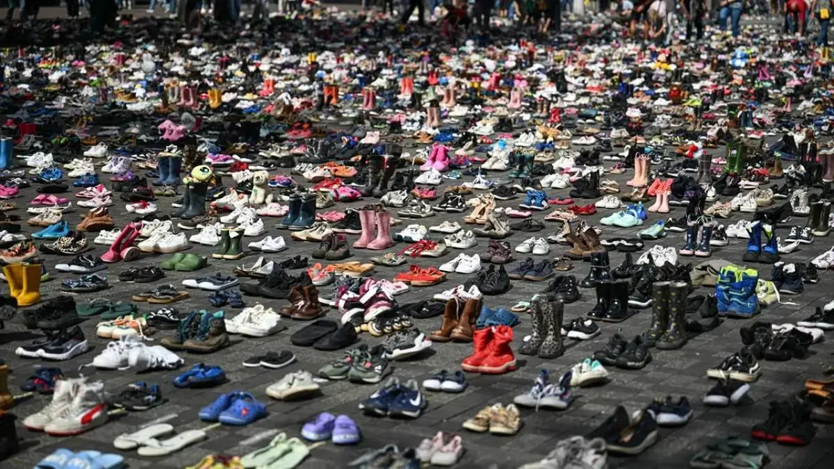 نمایش هزاران کفش بچه‌گانه در هلند به یاد کودکان غزه