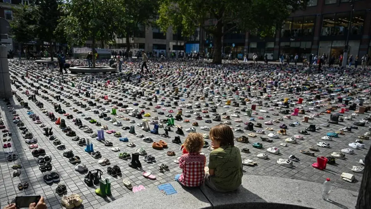 نمایش هزاران کفش بچه‌گانه در هلند به یاد کودکان غزه