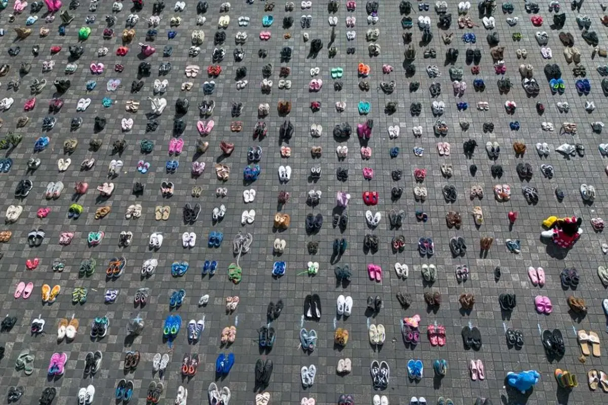 نمایش هزاران کفش بچه‌گانه در هلند به یاد کودکان غزه