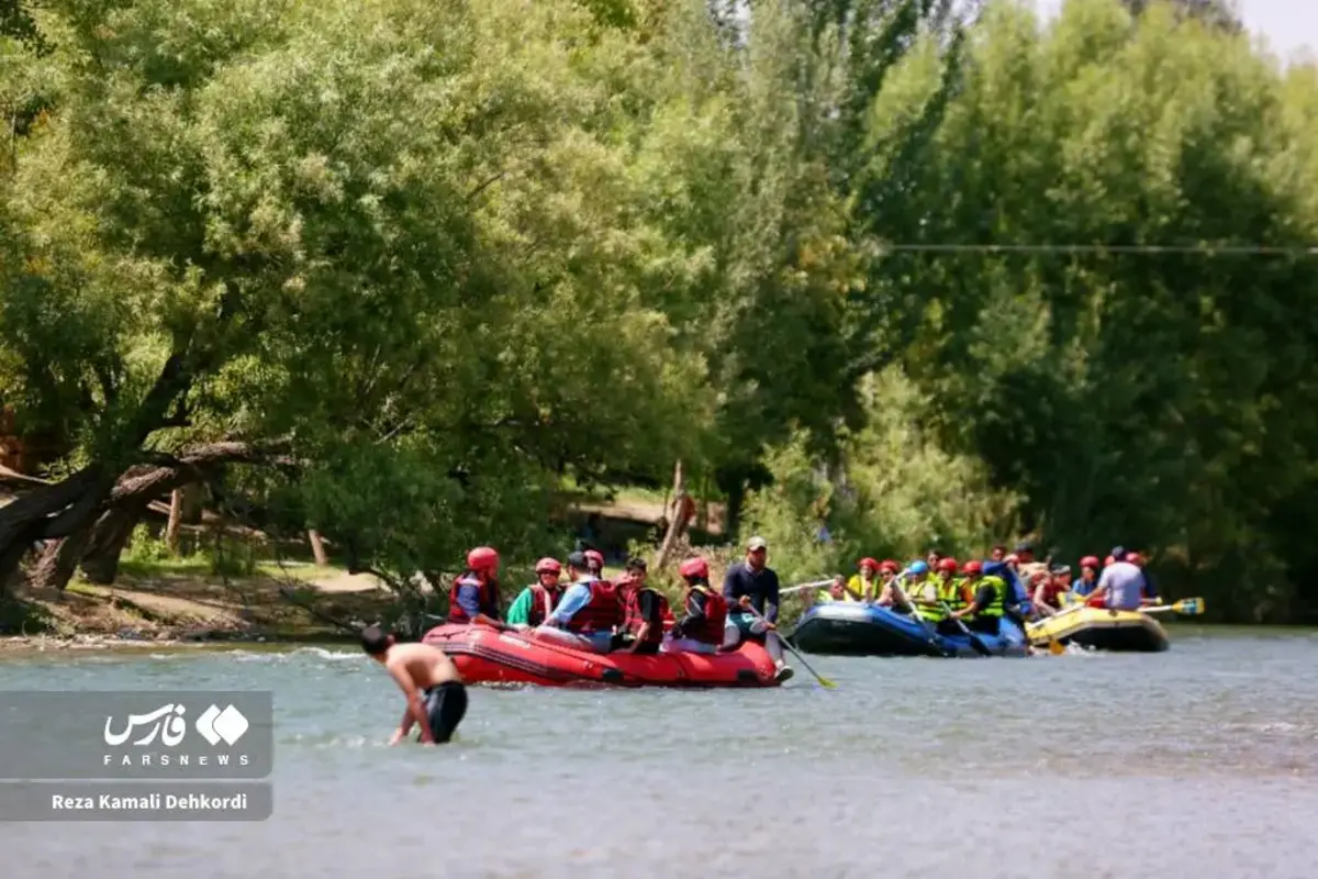 آبتنی و قایق‌سواری در دل تابستان داغ