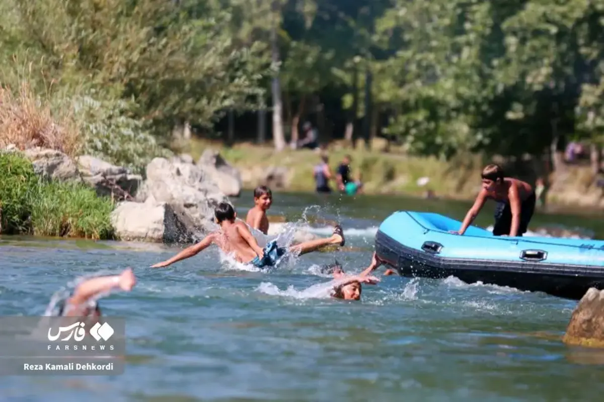 آبتنی و قایق‌سواری در دل تابستان داغ