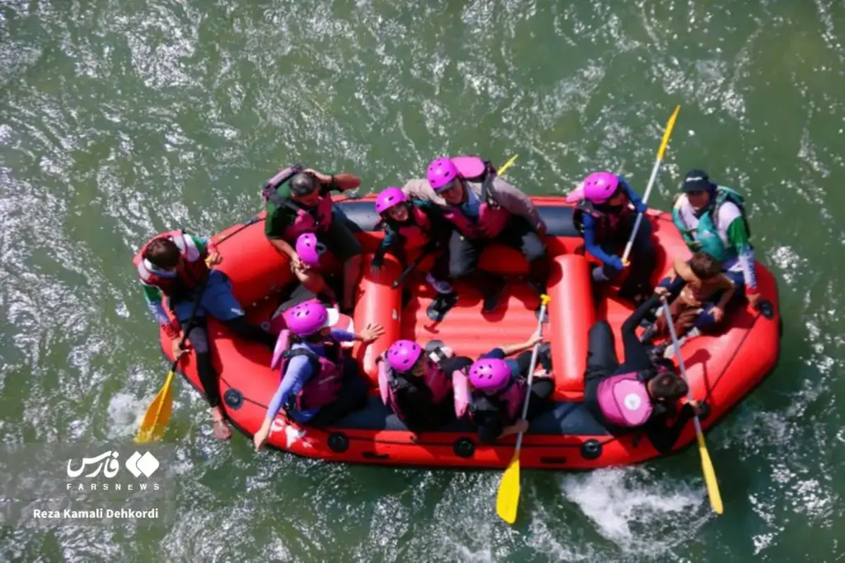 آبتنی و قایق‌سواری در دل تابستان داغ