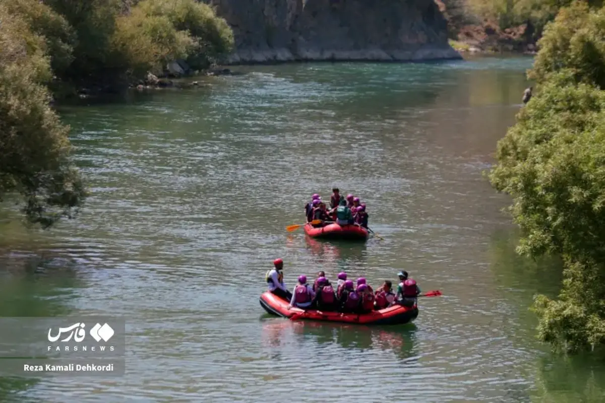 آبتنی و قایق‌سواری در دل تابستان داغ