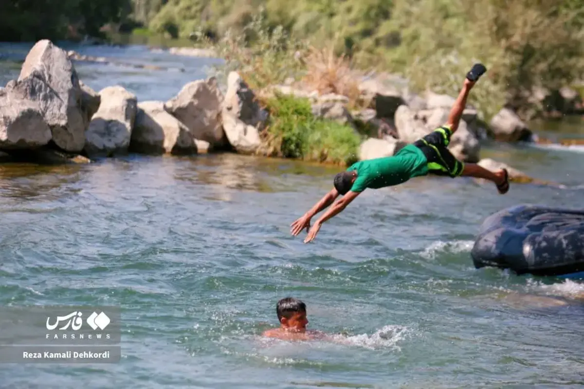 آبتنی و قایق‌سواری در دل تابستان داغ