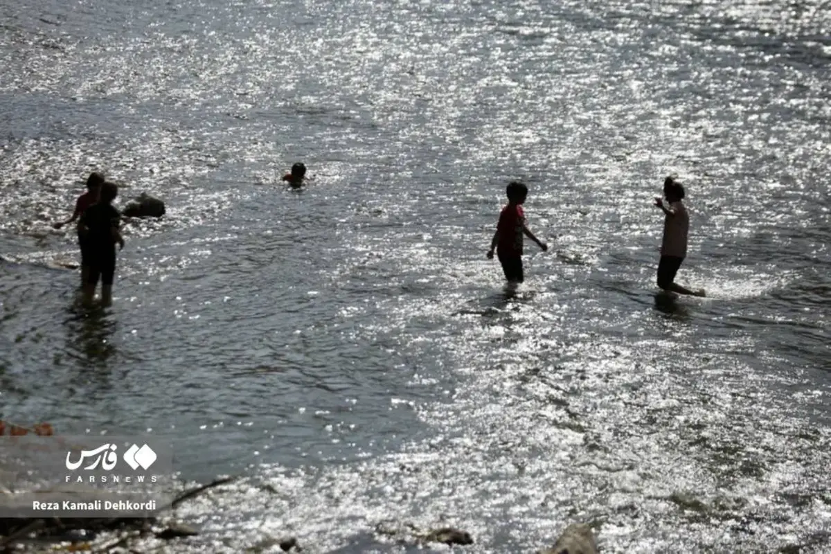 آبتنی و قایق‌سواری در دل تابستان داغ