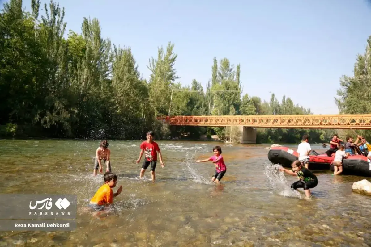 آبتنی و قایق‌سواری در دل تابستان داغ