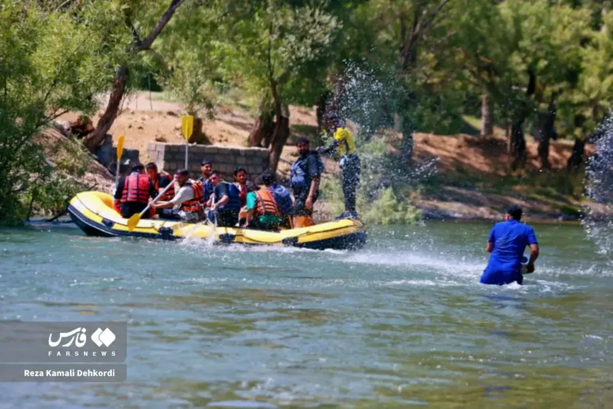 آبتنی و قایق‌سواری در دل تابستان داغ