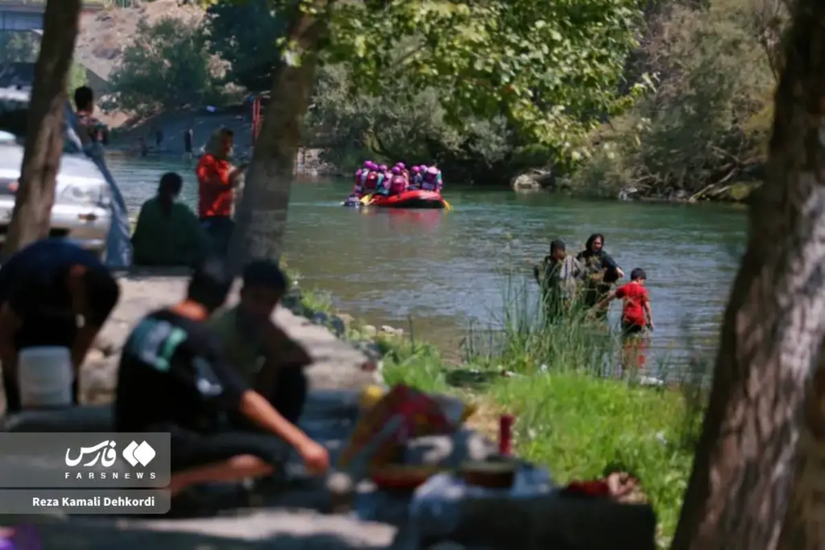 آبتنی و قایق‌سواری در دل تابستان داغ