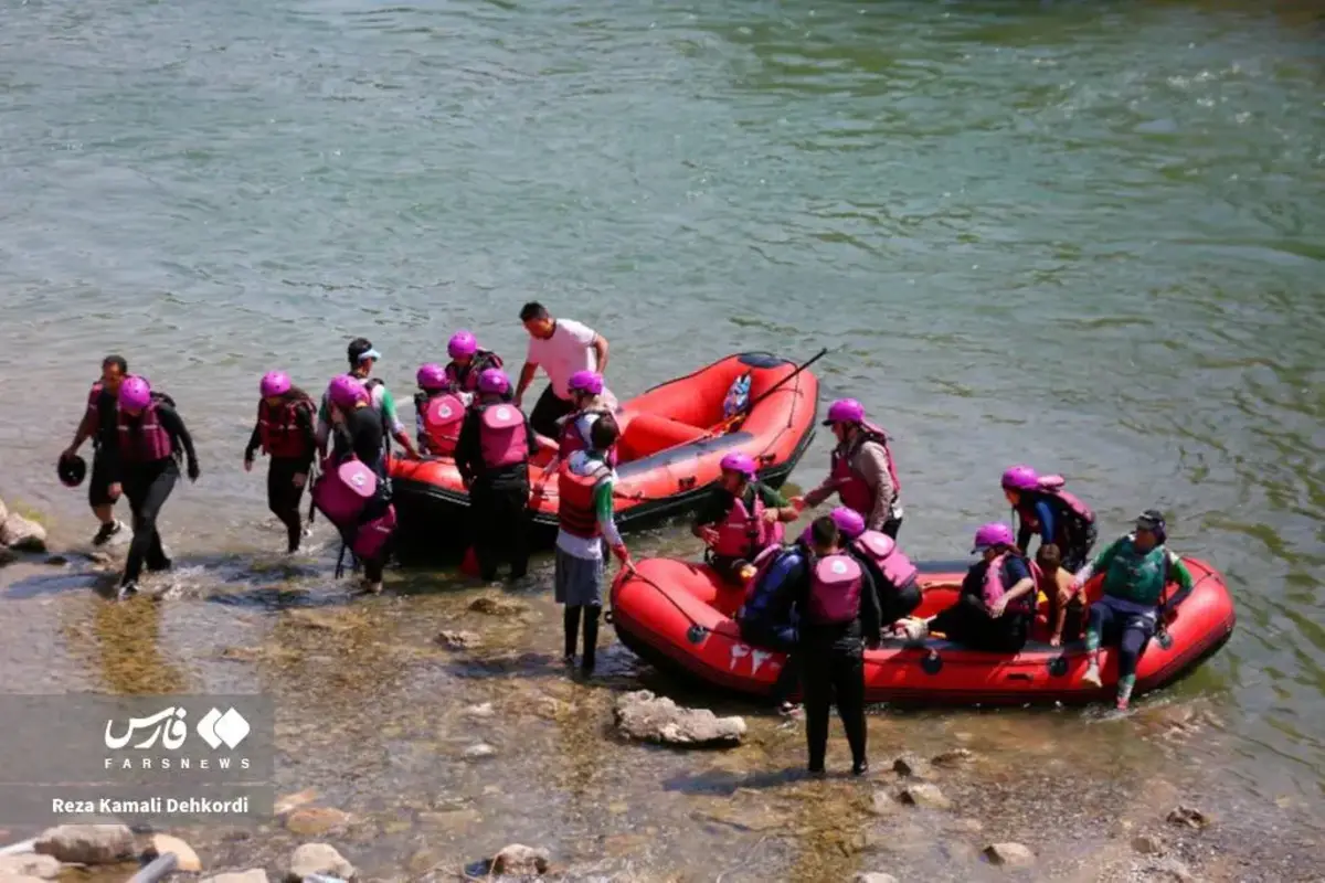 آبتنی و قایق‌سواری در دل تابستان داغ