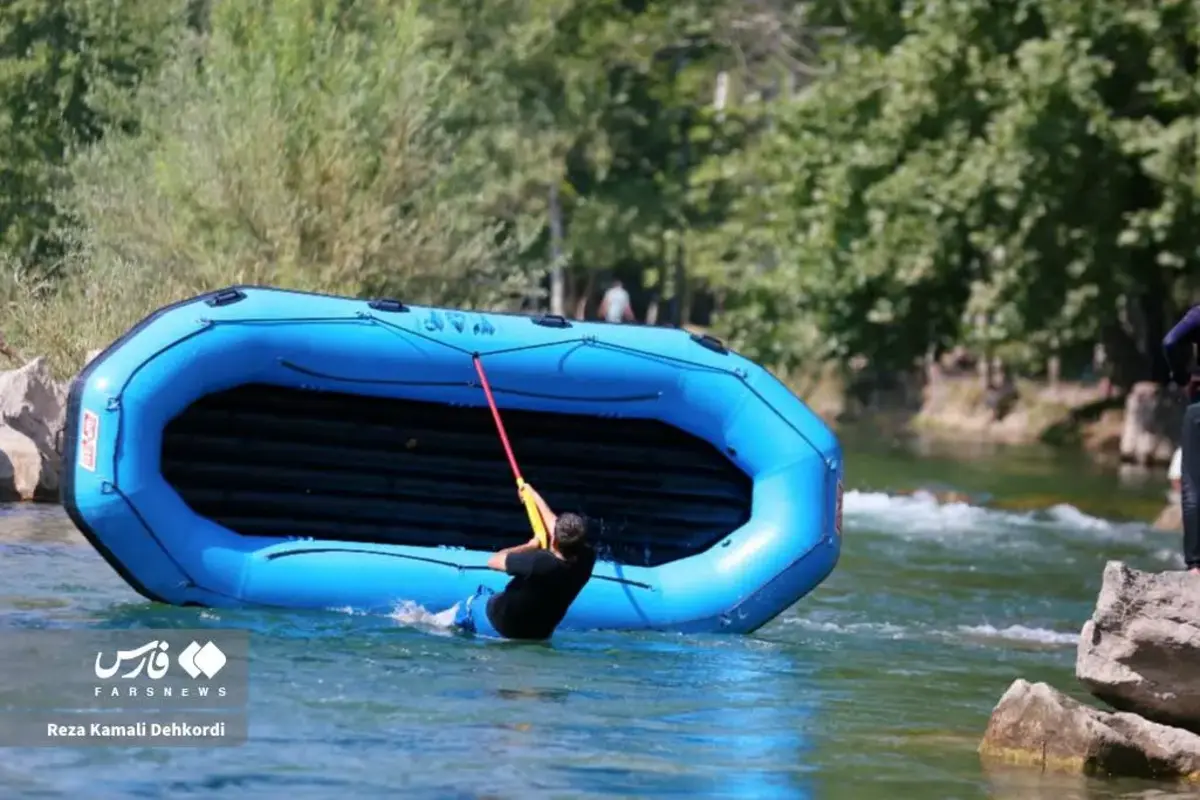 آبتنی و قایق‌سواری در دل تابستان داغ