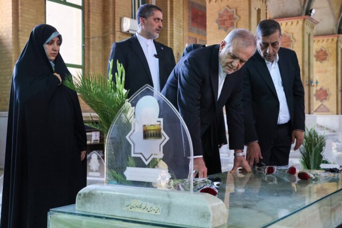 حضور پزشکیان بر مزار شهدای تهاجم اسرائیل به ایران