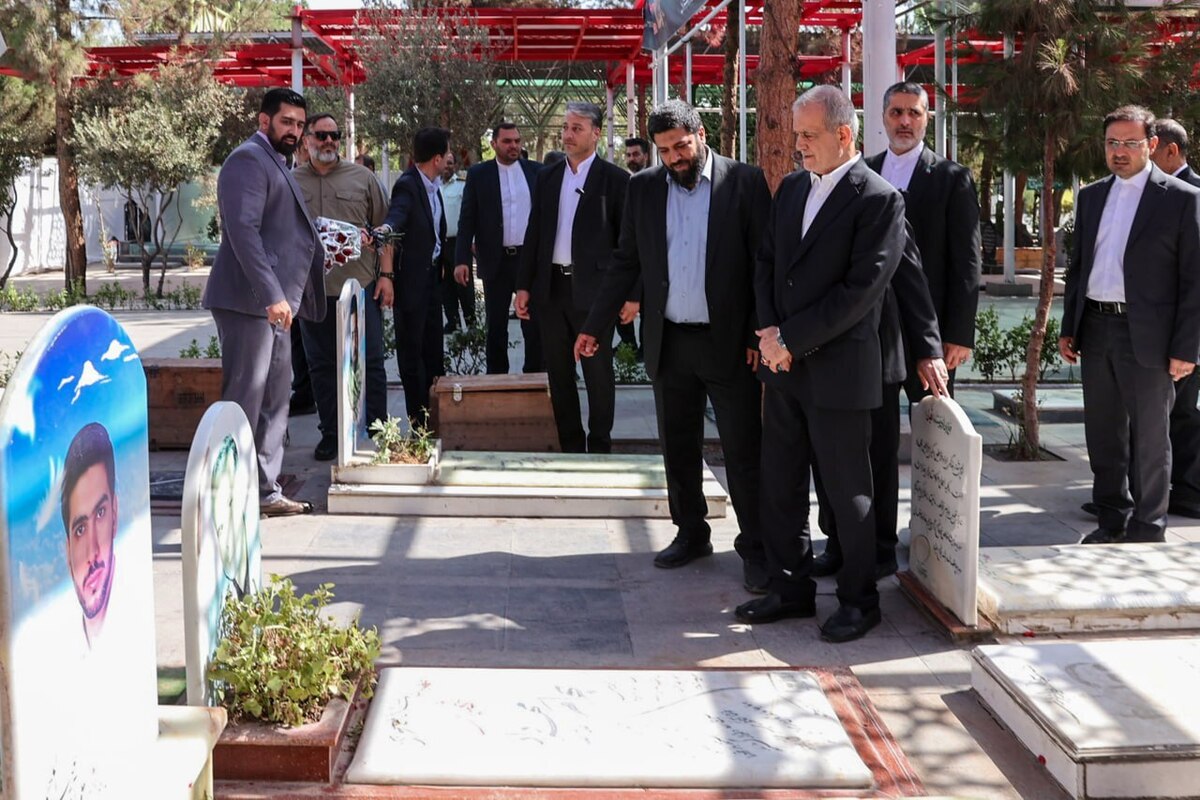 حضور پزشکیان بر مزار شهدای تهاجم اسرائیل به ایران